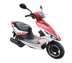 Scutere cu motor clasic pe stradă